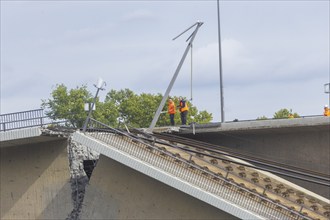 In the early hours of the morning, a section of the Carola Bridge collapsed for unknown reasons.