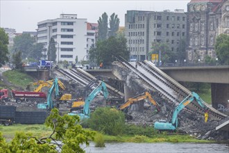 In the early hours of the morning, a section of the Carola Bridge collapsed for unknown reasons.