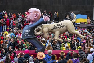 Rose Monday parade in Düsseldorf, street carnival, motif float in carnival, by float builder