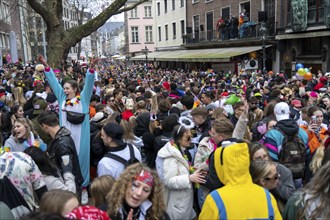 Rose Monday parade in Düsseldorf, after the parade thousands of people in the old town, in the