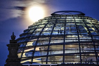 Full moon on the dome of the Reichstag, 16 October 2024, Berlin, Berlin, Germany, Europe