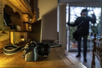 Symbolic image of a burglary, perpetrator has broken into a flat from the garden side and is