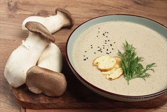 Mushroom cream soup, with dill and bruschetta, mushroom eringi