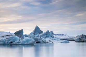 Jökulsarlon glacier lagoon, icebergs with glacier, Vatnajökull National Park, Hornafjörður, South