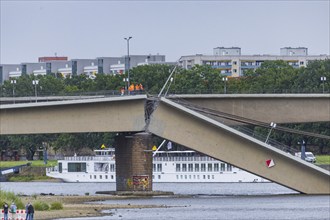 In the early hours of the morning, a section of the Carola Bridge collapsed for unknown reasons.