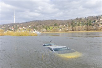 Recently, an inadequately secured car sank in the flood waters of the Elbe and was only located