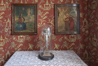 Chest of drawers with pictures of saints in the parlour, around 1900 in the Häckerhaus built in