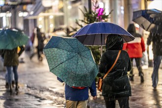 Rainy weather, passers-by with umbrellas, empty Christmas market, Essen, North Rhine-Westphalia,