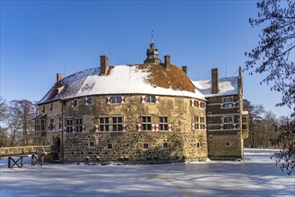 The snow-covered moated castle Burg Vischering near Lüdinghausen, Münsterland, North