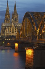 Evening atmosphere at Cologne Cathedral, Hohenzollern Bridge, Cologne, North Rhine-Westphalia,