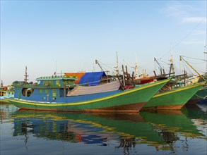 Old wooden ships, schooners, harbour of Makasar, Sulawesi, Indonesia, Asia