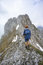 Mountaineers on the rocky ridge, behind the summit of the Ackerlspitze on the ascent to the