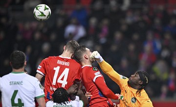 Penalty area scene, goal area scene Goalkeeper Lawrence Ati-Zigi FC St. Gallen (01) Fist defence