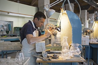 Glass cutter, 57 years old, at work, Royal Glass Factory La Granja de San Ildefonso, Province of