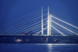 Rhine bridge Neuenkamp, motorway A40, behind the first part of the new bridge construction, in