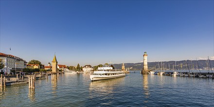 Harbour with the Hotel Bayerischer Hof, man tower, excursion steamer and the lighthouse, Lindau