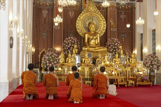 Puja at Wat Chana Songkhram, Bangkok, Thailand, Asia