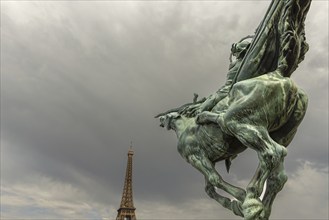 Statue of Jeanne d'Arc on the Pont Bir Hakeim, behind it the Eiffel Tower, Paris, Île-de-France,