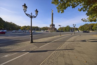 Roundabout Großer Stern with Victory Column, historical lantern, trees with autumn leaves and cycle