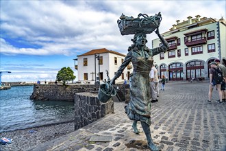 Bronze statue of a fisherwoman, Puerto de la Cruz, Tenerife, Canary Islands, Spain, Europe