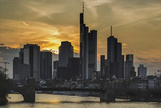 Skyline and banking district at sunset, Daemmerung, Tower 185, Commerzbank, HelaBa, Hessische