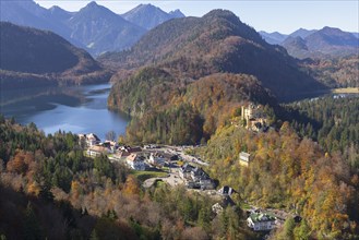 Idyllic valley with autumn-coloured forest, enchanting mountains and a tranquil lake, Schwansee,