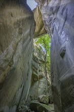 Trapped boulder in the Jardin du Roi, Grés d'Annot sandstone labyrinth hike,