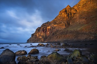 Golden hour on the seafront. Playa del Inglés and the La Mérica mountain range. Long exposure.