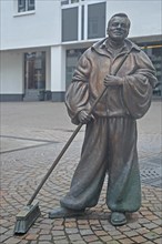 Sculpture Harry von de Gass by Waldemar Schröder 2008, bronze figure, male figure, alleyway