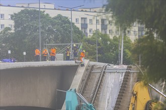 In the early hours of the morning, a section of the Carola Bridge collapsed for unknown reasons.