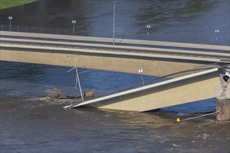 In the early hours of the morning, a section of the Carola Bridge collapsed for unknown reasons.