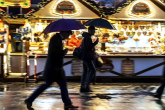 Rainy weather, passers-by with umbrellas, empty Christmas market, Essen, North Rhine-Westphalia,