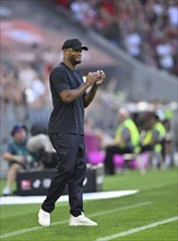 Coach Vincent Kompany FC Bayern Munich FCB on the sidelines, gestures, gestures, applauds, Allianz