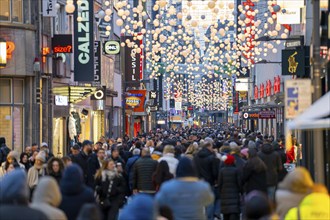 Sunday shopping in Cologne city centre, Hohe Straße, 1st Advent weekend, crowded shopping street,