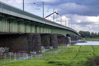 The Josef-Kardinal-Frings-Bridge, federal road B1, between Düsseldorf and Neuss, due to massive