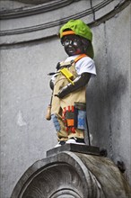 Bronze statue Manneken Pis by Jérôme Duquesnoy, fountain figure of a urinating boy in costume,