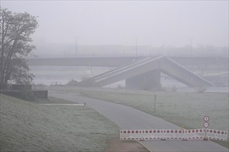 Partially collapsed Carola Bridge, fog, autumn, Dresden, Saxony, Germany, Europe