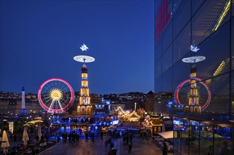 Christmas market with Christmas pyramid, reflection in the art museum, Cube, Ferris wheel, New