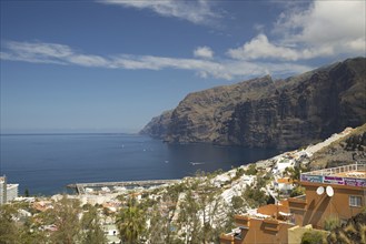 Panorama over the holiday resort of Los Gigantes, behind it the Los Gigantes cliffs, Acantilado de