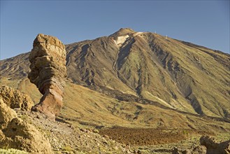 Roques de Garcia, lava rock formations, behind them the Pico de Teide, 3718m, Parque Nacional de