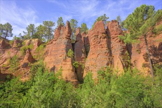 Ochre rocks of Roussillon, Département Vaucluse, France, Europe