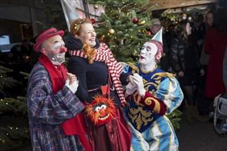 Enie van de Meiklokjes between Clown Oriol and Clown Gensi at the premiere of the 20th Original