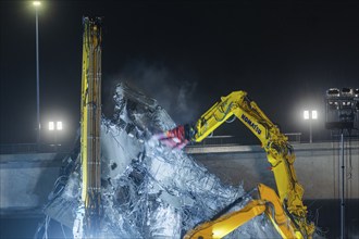 Due to an as yet unknown cause, a section of the Carola Bridge collapsed in the early hours of the