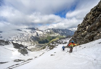 Two mountaineers on a hiking trail in the snow, mountain landscape with summit Hoher Weißzint and