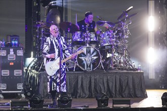 Billy Corgan (singer) and Jimmy Chamberlin (drummer) from The Smashing Pumpkins live on The World