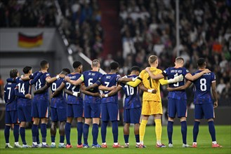 National team of the Netherlands, Holland, from behind, remembrance, mourning, minute's silence in