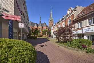 Hohe Straße with Gudula church, retail shops and signposts to the Pastors bush nature trail and St.