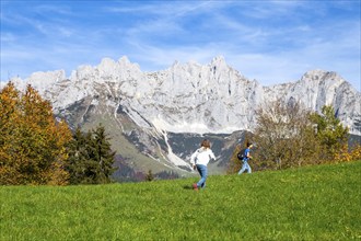 Hiking with children in Tyrol: children on an alpine meadow against the backdrop of the Wilder