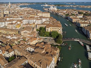 Canal Grande mit der Ponte Accademia und den Stadtteilen San Marco und Dorsoduro, Venedig, Veneto,