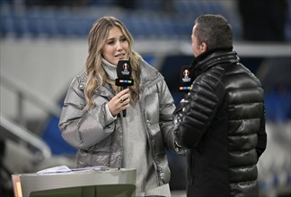 RTL presenter Laura Papendick in an interview, microphone, microphone, logo, with TV expert Lothar